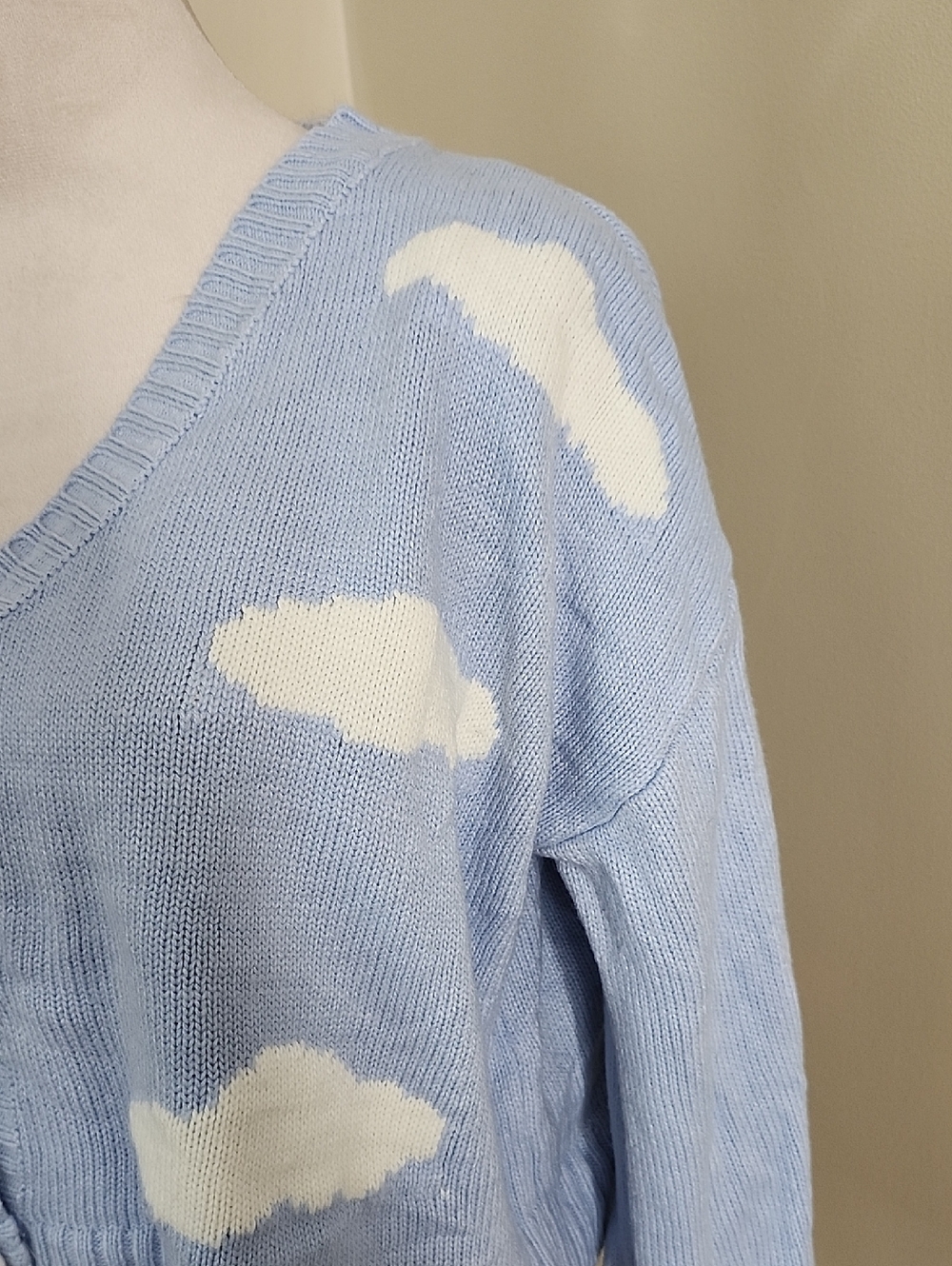 Cropped Cloud Pattern V-Neck Cardigan Light Blue, L - Picture 3 of 10